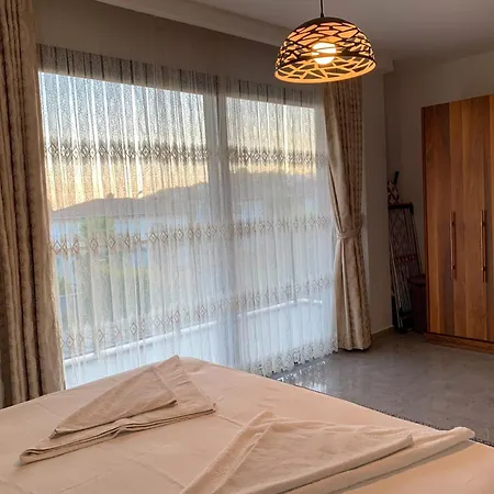 Oezel Havuzlu Muestakil Lueks Kusadası