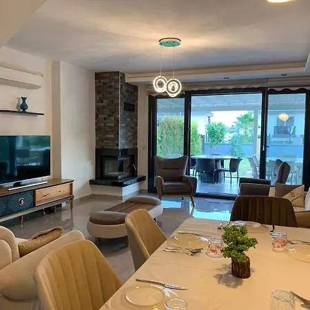 Oezel Havuzlu Muestakil Lueks * クシャダス