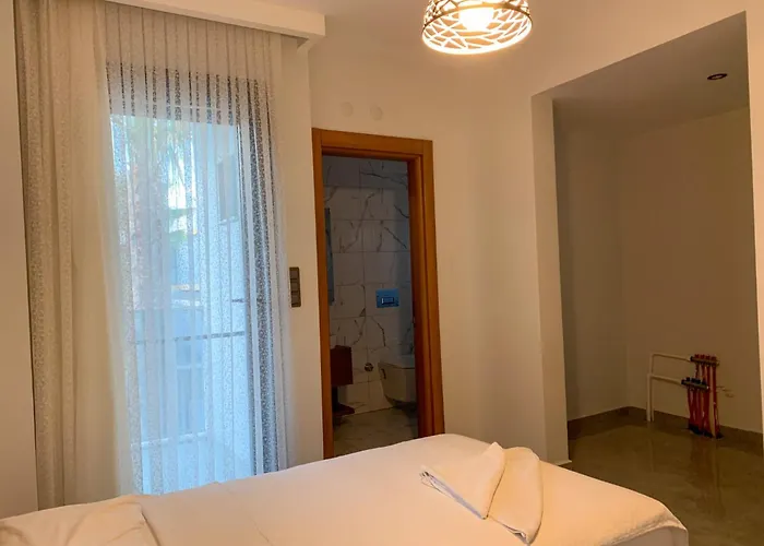 Oezel Havuzlu Muestakil Lueks Kusadası