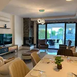 Oezel Havuzlu Muestakil Lueks * Kusadası